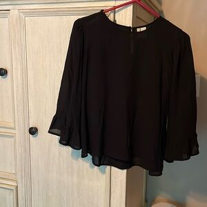 Medium black shirt with wide sleeves and ruffle